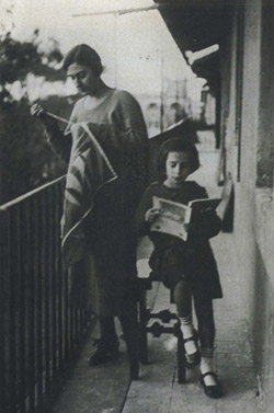 Luce Balla che ricama sul balcone di via Paisiello con la sorella Elica che legge