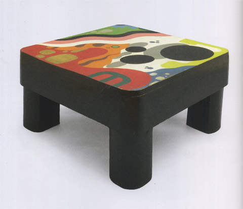 Table basse en bois peint