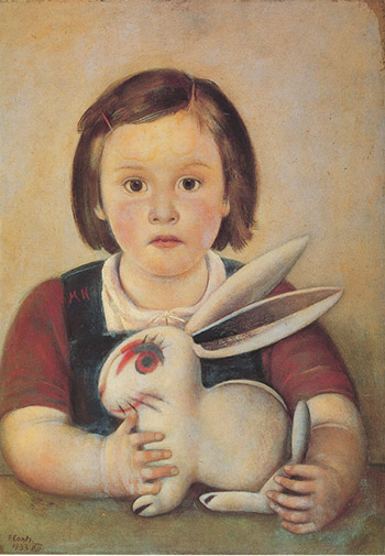 Bambina con coniglio di gomma